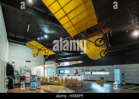 Une réplique de Bert Hinkler planeur de l'intérieur du hall de l'Aviation Hinkler. Bundaberg, Queensland, Australie Banque D'Images