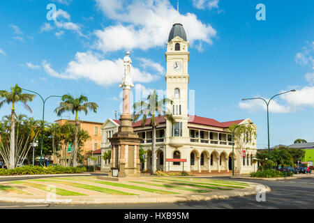 Le bureau de poste de Bundaberg et tour de l'horloge, avec le cénotaphe Monument commémoratif de guerre dans le centre-ville. Bundaberg, Queensland, Australie Banque D'Images