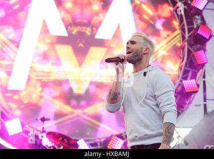 Adam Levine de Maroon 5 effectue sur scène pendant 102,7 RADIO KIIS FM's Wango Tango 2014 à StubHub Center le 10 mai 2014 à Los Angeles, Californie. Banque D'Images