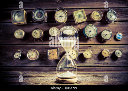 Le sable qui s'écoule avec Hourglass Banque D'Images