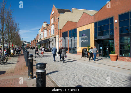 Des foules de gens appréciant les fruits du marché et de la marina sur la rue Humber à Kingston Upon Hull, Royaume-Uni Ville de la Culture 2017 Banque D'Images