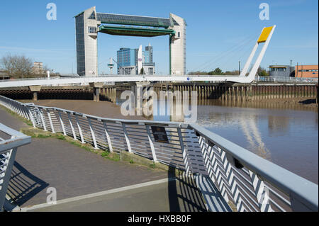 Le sentier autour de marina de Hull, en face de l'abîme à la marée vers la barrière et le Premier Inn à Kingston Upon Hull, Royaume-Uni Ville de la Culture 2017 Banque D'Images