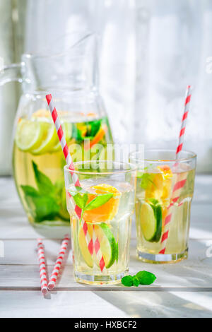 Limonade Fraîche avec des fruits avec en été Banque D'Images