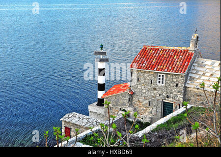 Ancienne église et phare dans la baie de Kotor, Monténégro Banque D'Images
