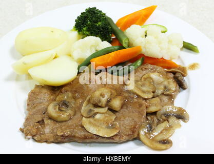 Boeuf braisé et champignons dans une sauce avec des légumes cuits à la côte Banque D'Images