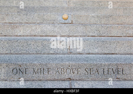 Une inscription et or marqueur sur les étapes de la construction de la capitale de l'état de Denver désigner la un mille au-dessus du niveau de la mer altitude à Denver, Colorado Banque D'Images