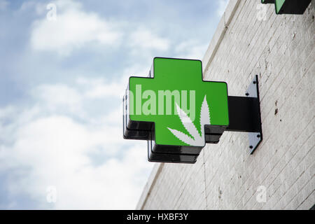 Un signe de la marijuana médicale croix verte sur l'extérieur d'un dispensaire à Denver, Colorado. Banque D'Images