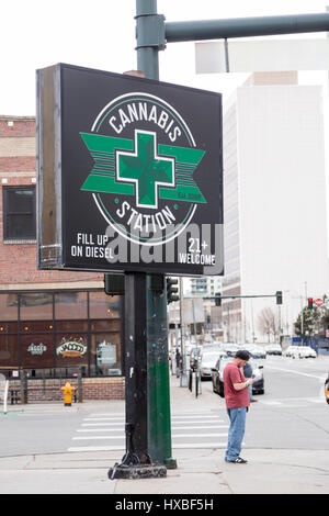 La gare de cannabis dispensary signe, situé sur un coin dans le centre-ville de Denver, Colorado Banque D'Images