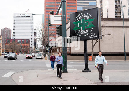 Gare d'Abis dispensary signe, situé sur un coin dans le centre-ville de Denver, Colorado Banque D'Images