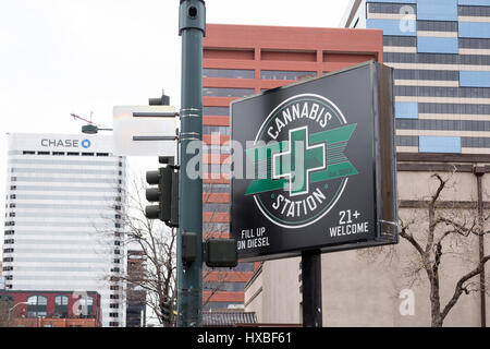 Gare d'Abis dispensary signe, situé sur un coin dans le centre-ville de Denver, Colorado Banque D'Images