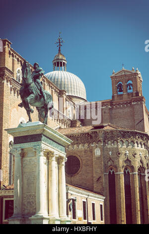 La Renaissance Statue équestre de Bartolomeo Colleoni (1483) est l'une des plus belles et grandes statues équestres dans le monde entier. Basilica dei San Banque D'Images