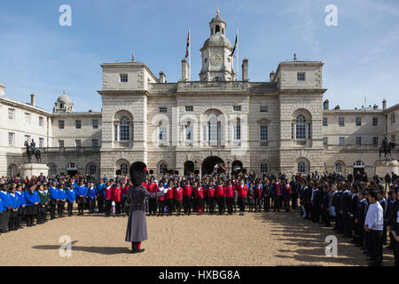 Londres, Royaume-Uni. Mar 13, 2017. Pour marquer et célébrer le Jubilé de Saphir Sa Majesté la Reine, 65 ans en tant que chef du Commonwealth, l'événement "Chanter pour la Communauté" a eu lieu le Horse Guards Parade sur la Journée du Commonwealth. Les 400 membres de la communauté chorale d'enfants, dont le patron est Sa Majesté la Reine, a chanté 4 éléments nouvellement composé la musique et étaient accompagnés par l'Orchestre de la Coldstream Guards menée par le Major Simon Haw MBE. Banque D'Images