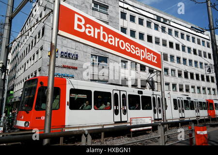 An der Straßenbahn Haltestelle Barbarossaplatz à Köln (Cologne), Nordrhein-Westfalen, Deutschland Banque D'Images