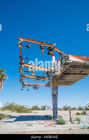 Jardin de chaussures sur démoli station essence, l'autoroute 62, le riz, CA Banque D'Images