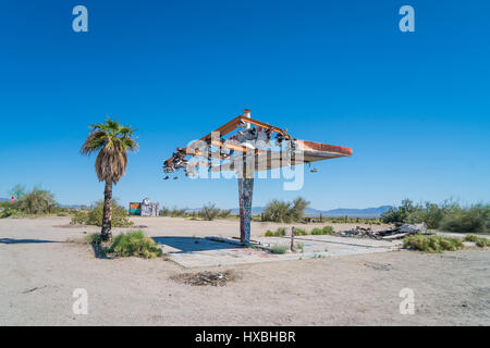 Jardin de chaussures sur démoli station essence, l'autoroute 62, le riz, CA Banque D'Images