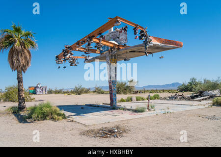 Jardin de chaussures sur démoli station essence, l'autoroute 62, le riz, CA Banque D'Images