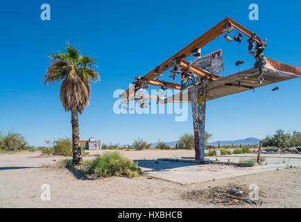 Jardin de chaussures sur démoli station essence, l'autoroute 62, le riz, CA Banque D'Images