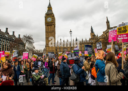 Contre le racisme mars / un jour de lutte contre le racisme - des milliers de gens pour la lutte contre le racisme - anti Donald Trump rally à travers les rues du centre de Londres. Banque D'Images