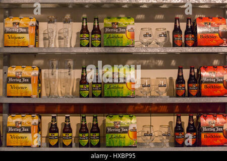 Affichage de trois types de bière brassée par la brasserie en néerlandais à Arcen Hertog Jan Banque D'Images