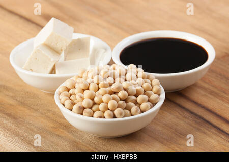 Gamme de produits à base de soja : - fèves de soja tofu et sauce soja Banque D'Images