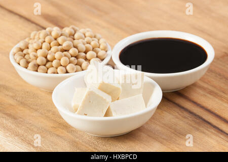 Gamme de produits à base de soja : - fèves de soja tofu et sauce soja Banque D'Images