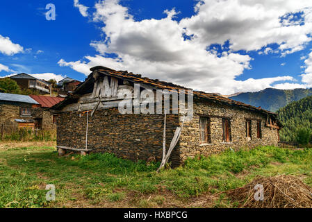 Maison de pierres de schiste dans Shenako Tusheti au petit village de la région. La Géorgie Banque D'Images