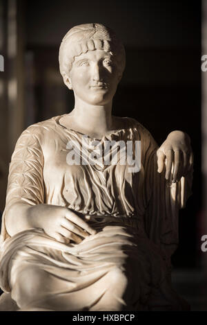 Rome. L'Italie. Assis statue d'impératrice romaine Helena (ca. 249-329 AD), mère de l'empereur Constantin le Grand. Salle des Empereurs, les musées du Capitole Banque D'Images