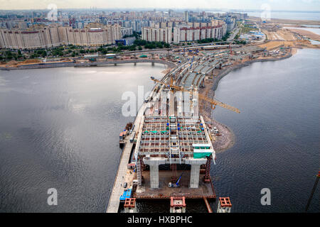 Saint-pétersbourg, Russie - le 16 juillet 2015 : pont à haubans de l'autre côté de la rivière Neva Petrovsky fairway en construction, une partie de la grande vitesse de l'Ouest Banque D'Images