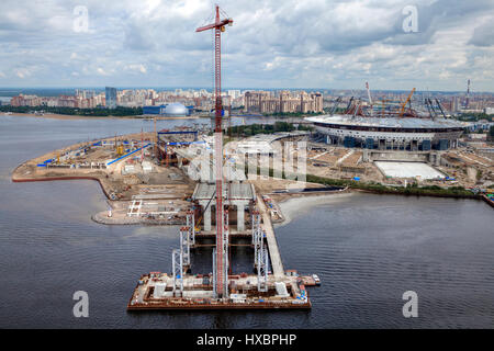 Saint-pétersbourg, Russie - le 16 juillet 2015 : les poids lourds (grue à tour Kroll K320 travaillant sur la construction du pont, rivière Malaya Nevka, P Banque D'Images