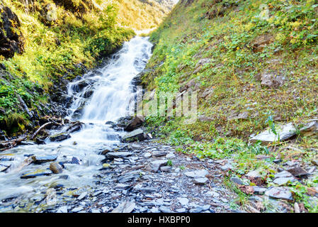 Petit warterfall près de road à Dartlo. Réserve Naturelle de Tusheti. La Géorgie Banque D'Images