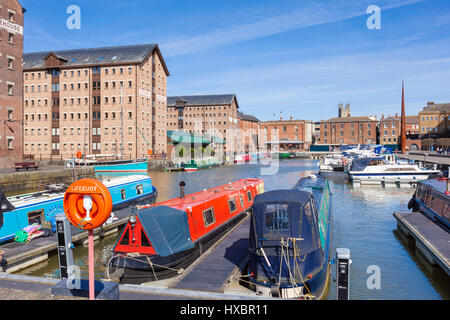 gloucester amarre des bateaux étroits amarrés dans la marina gloucester gloucestershire quais gloucester quais gloucester Angleterre GB Europe Banque D'Images