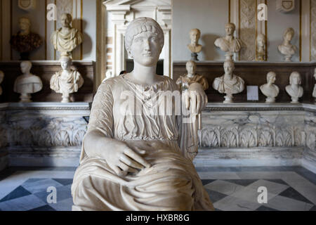 Rome. L'Italie. Assis statue d'impératrice romaine Helena (ca. 249-329 AD), mère de l'empereur Constantin le Grand. Salle des Empereurs, les musées du Capitole Banque D'Images