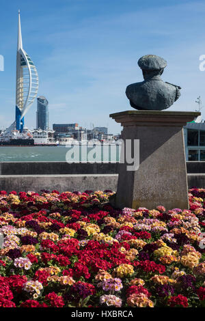 L'Angleterre, dans le Hampshire, Gosport, vue vers Portsmouth de Gosport jardins, avec l'amiral Fieldhouse memorial Banque D'Images