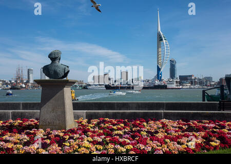 L'Angleterre, dans le Hampshire, Gosport, vue vers Portsmouth de Gosport jardins, avec l'amiral Fieldhouse memorial Banque D'Images