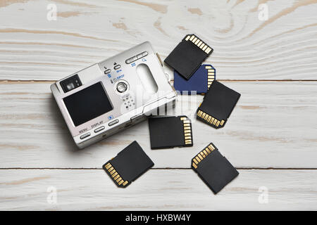 Cartes SD et compact flash pour appareil photo numérique close-up sur fond de bois Banque D'Images