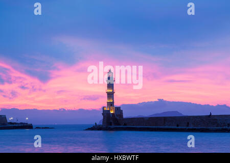 Le phare vénitien ou égyptien au Vieux Port de La Canée, en Crète, Grèce. Banque D'Images