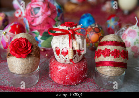 Les oeufs de Pâques. Décorées avec des textiles les oeufs de Pâques. Banque D'Images