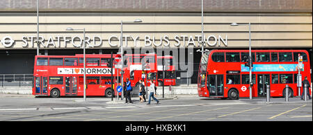 London Stratford bus station d'autobus de ville à la London Westfield Shopping Centre à côté du Parc Olympique Queen Elizabeth Newham East London England UK Banque D'Images