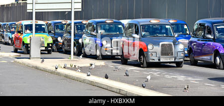 Des taxis londoniens stacking font la file d'attente à la gare de Paddington, un chauffeur britannique et des taxis noirs attendent de se déplacer vers l'avant pour prendre le train devant les passagers surveillés par des pigeons Banque D'Images