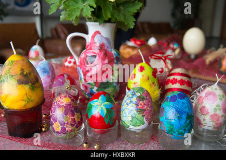 Les oeufs de Pâques et des bougies avec la même décoration. Banque D'Images