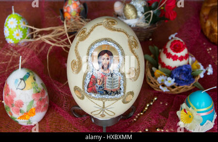 Décorées avec des textiles et motifs religieux œuf de Pâques. Banque D'Images