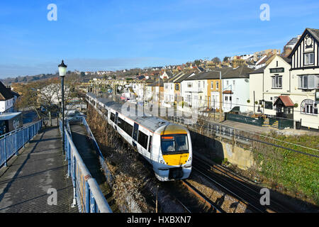 Train Trenitalia c2c avec marquage National Express bruit passant à proximité des maisons rue résidentielle dans la ville balnéaire de Leigh on Sea Essex Angleterre Banque D'Images