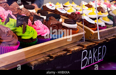 Petits gâteaux traditionnels,colorés sur street market stall à Stoke on Trent, Staffordshire, Royaume-Uni. Banque D'Images