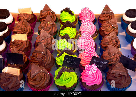 Petits gâteaux traditionnels,colorés sur street market stall à Stoke on Trent, Staffordshire, Royaume-Uni. Banque D'Images