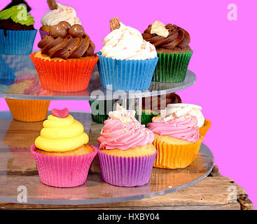 Petits gâteaux traditionnels,colorés sur street market stall à Stoke on Trent, Staffordshire, Royaume-Uni. Banque D'Images