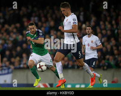 L'Irlande du Nord Conor Washington (à gauche) et la Norvège a Valsvik Gustav bataille pour le ballon pendant le match de qualification pour la Coupe du Monde à Windsor Park, Belfast. Banque D'Images