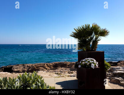 Côte méditerranéenne juste pour aller faire une promenade à l'écoute des vagues et sentir le soleil. photo prise à partir de la passerelle de Moraira Banque D'Images
