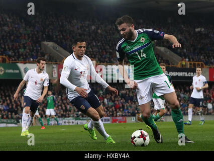 L'Irlande du Nord Stuart Dallas (à droite) et la bataille pour l'Omar Elabdellaoui ball lors de la Coupe du monde qualification à Windsor Park, Belfast. Banque D'Images