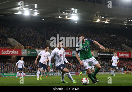 L'Irlande du Nord Stuart Dallas (à droite) et la bataille pour l'Omar Elabdellaoui ball lors de la Coupe du monde qualification à Windsor Park, Belfast. Banque D'Images