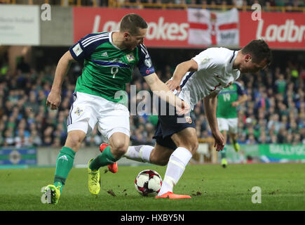 L'Irlande du Nord Conor Washington (à gauche) et la Norvège a même Hovland bataille pour le ballon pendant le match de qualification pour la Coupe du Monde à Windsor Park, Belfast. Banque D'Images